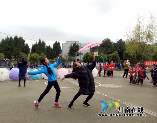 艺术进校园文化传万家 古蔺县文化馆到建新学校传经送宝(图3) 艺术进校园文化传万家 古蔺县文化馆到建新学校传经送宝(图3)