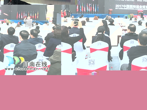 商界大腕精品美酒云集泸州 2017酒博会盛大开幕(图5) 商界大腕精品美酒云集泸州 2017酒博会盛大开幕(图5)