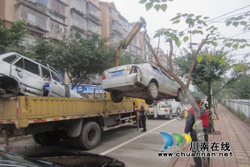 泸州交警开展全面清理“僵尸车”整治行动(图1) 泸州交警开展全面清理“僵尸车”整治行动(图1)