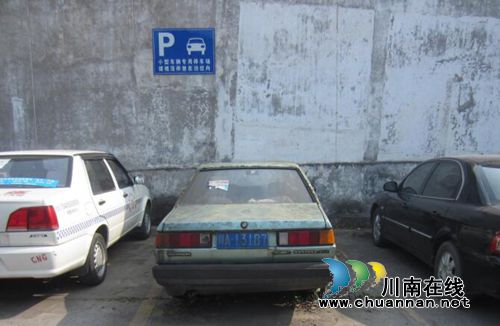 泸州交警开展全面清理“僵尸车”整治行动(图3) 泸州交警开展全面清理“僵尸车”整治行动(图3)
