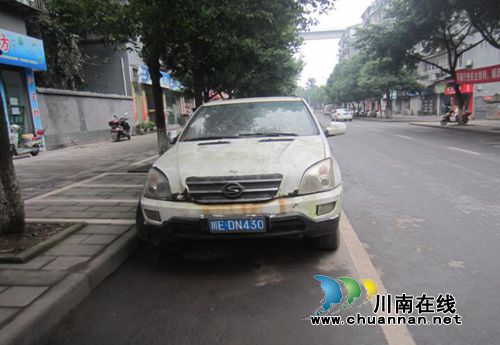 泸州交警开展全面清理“僵尸车”整治行动(图2) 泸州交警开展全面清理“僵尸车”整治行动(图2)