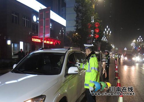 泸州交警开展查酒驾纠违法统一行动(图1) 泸州交警开展查酒驾纠违法统一行动(图1)