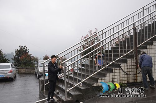 川煤芙蓉威鑫煤业职工家属争当表率 损坏公物主动修好(图1) 川煤芙蓉威鑫煤业职工家属争当表率 损坏公物主动修好(图1)