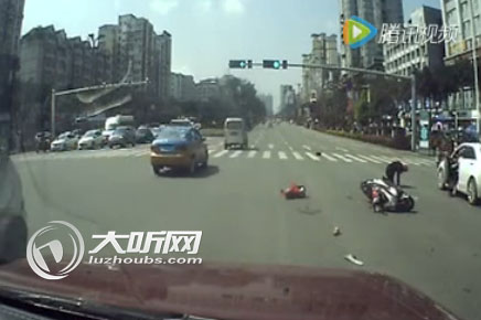为抢1秒黄灯 泸州摩托车司机车撞车致女儿昏迷(图1) 为抢1秒黄灯 泸州摩托车司机车撞车致女儿昏迷(图1)