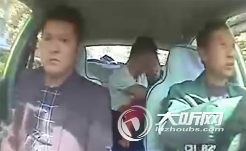为抢1秒黄灯 泸州摩托车司机车撞车致女儿昏迷(图2) 为抢1秒黄灯 泸州摩托车司机车撞车致女儿昏迷(图2)