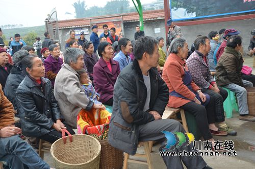 泸县经开区到太伏镇开展脱贫攻坚暨“走进群众、服务群众、引导群众”主题活动(图2) 泸县经开区到太伏镇开展脱贫攻坚暨“走进群众、服务群众、引导群众”主题活动(图2)