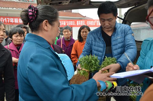 泸县经开区到太伏镇开展脱贫攻坚暨“走进群众、服务群众、引导群众”主题活动(图4) 泸县经开区到太伏镇开展脱贫攻坚暨“走进群众、服务群众、引导群众”主题活动(图4)