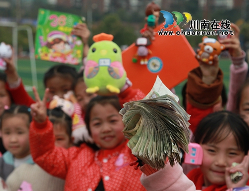 龙马潭区玉带河学校:“跳蚤市场”义卖分享快乐(图1) 龙马潭区玉带河学校:“跳蚤市场”义卖分享快乐(图1)