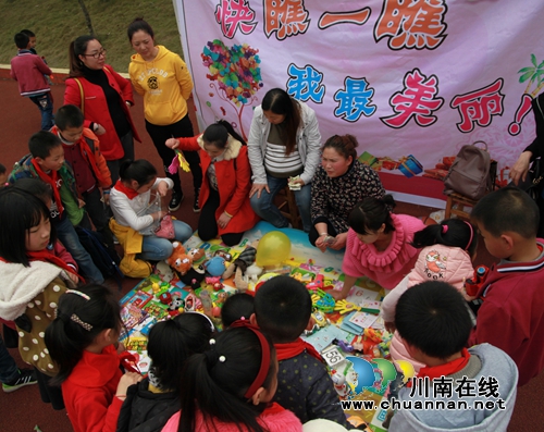 龙马潭区玉带河学校:“跳蚤市场”义卖分享快乐(图3) 龙马潭区玉带河学校:“跳蚤市场”义卖分享快乐(图3)