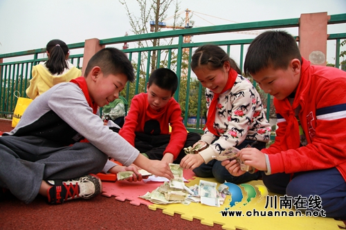 龙马潭区玉带河学校:“跳蚤市场”义卖分享快乐(图6) 龙马潭区玉带河学校:“跳蚤市场”义卖分享快乐(图6)