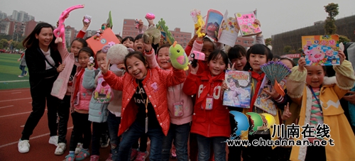 龙马潭区玉带河学校:“跳蚤市场”义卖分享快乐(图7) 龙马潭区玉带河学校:“跳蚤市场”义卖分享快乐(图7)