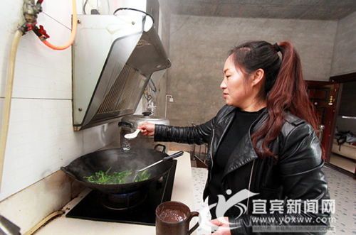 丧夫女儿病重 宜宾乡村教师演绎“忠孝两全”(图1) 丧夫女儿病重 宜宾乡村教师演绎“忠孝两全”(图1)