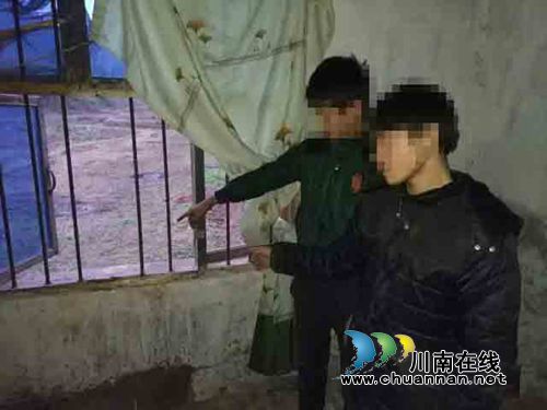 古蔺两少年入室偷电线被逮 群众怒了团团围住(图1) 古蔺两少年入室偷电线被逮 群众怒了团团围住(图1)