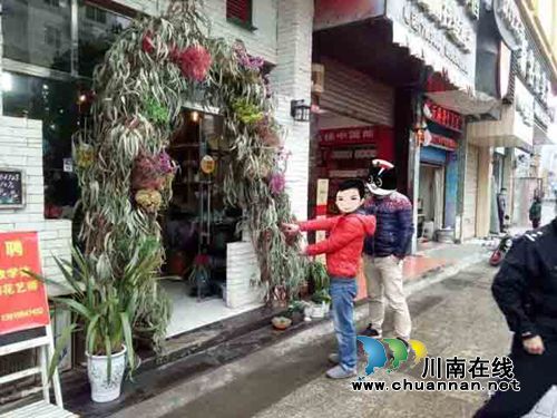 古蔺男鲜花店“顺手牵包” 半年后落入法网(图2) 古蔺男鲜花店“顺手牵包” 半年后落入法网(图2)