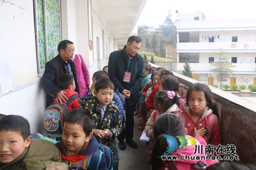 省专家服务团精准扶贫泸州行走进叙永苗乡学校(图1) 省专家服务团精准扶贫泸州行走进叙永苗乡学校(图1)