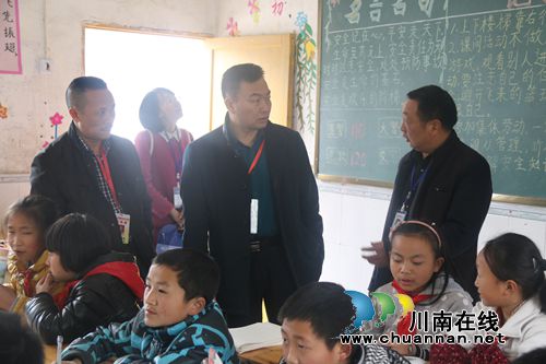 省专家服务团精准扶贫泸州行走进叙永苗乡学校(图2) 省专家服务团精准扶贫泸州行走进叙永苗乡学校(图2)