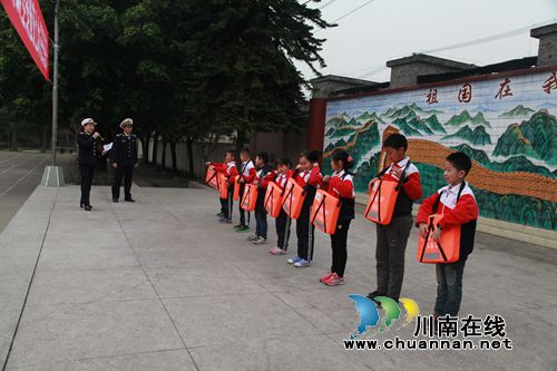 龙马潭区:水上交通安全知识进校园(图2) 龙马潭区:水上交通安全知识进校园(图2)