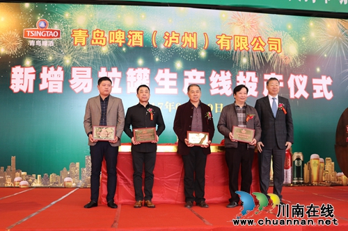 青岛啤酒在泸州建成首条易拉罐啤酒生产线(图4) 青岛啤酒在泸州建成首条易拉罐啤酒生产线(图4)