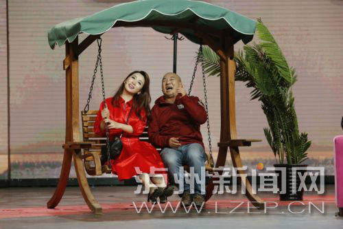 泸州喜剧明星张德高带着“私房钱”再登央视(图3) 泸州喜剧明星张德高带着“私房钱”再登央视(图3)