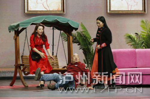 泸州喜剧明星张德高带着“私房钱”再登央视(图2) 泸州喜剧明星张德高带着“私房钱”再登央视(图2)