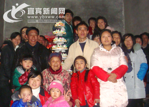 宜宾:病床前的孝子 只为回报当年艰辛养育恩(图1) 宜宾:病床前的孝子 只为回报当年艰辛养育恩(图1)
