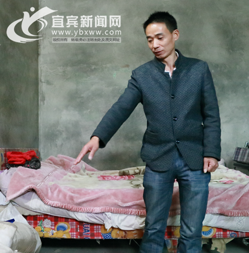 宜宾:病床前的孝子 只为回报当年艰辛养育恩(图2) 宜宾:病床前的孝子 只为回报当年艰辛养育恩(图2)