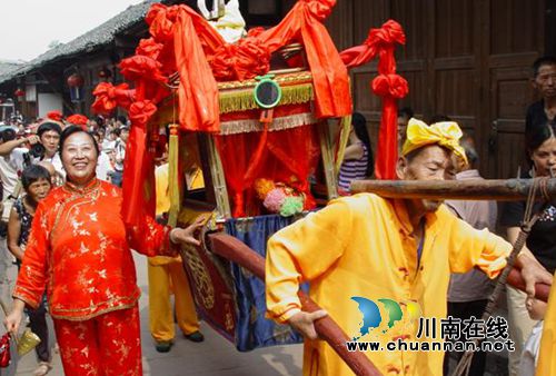 “美”“味”双收&nbsp;央视驻扎合江尧坝古镇取景(图1)