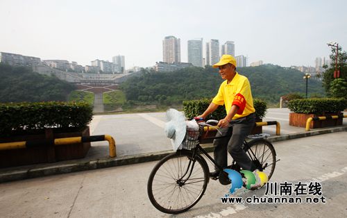 红星街道文明劝导员龙仕明:斑马线上的“守卫者”(图1) 红星街道文明劝导员龙仕明:斑马线上的“守卫者”(图1)