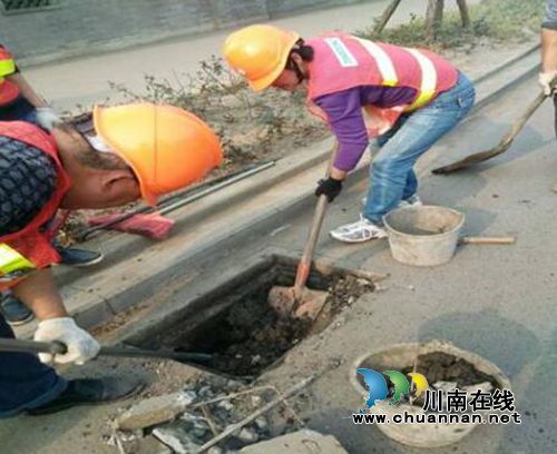 纳溪区城管局:疏通水篦子确保汛期排水畅通(图1) 纳溪区城管局:疏通水篦子确保汛期排水畅通(图1)