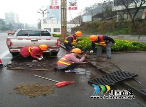纳溪区城管局:疏通水篦子确保汛期排水畅通(图2) 纳溪区城管局:疏通水篦子确保汛期排水畅通(图2)