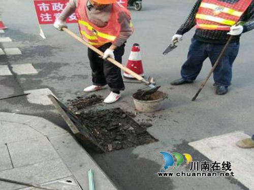 纳溪区城管局:疏通水篦子确保汛期排水畅通(图3) 纳溪区城管局:疏通水篦子确保汛期排水畅通(图3)