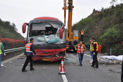 成自泸高速大客车侧翻 5人当场死亡8人受伤(图1) 成自泸高速大客车侧翻 5人当场死亡8人受伤(图1)