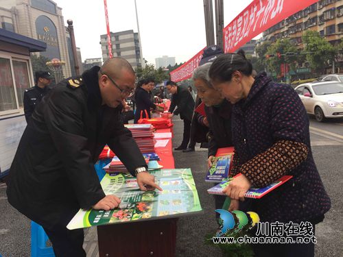 红星街道开展“共铸食品安全 圆梦醉美泸州”食品安全宣传活动(图1) 红星街道开展“共铸食品安全 圆梦醉美泸州”食品安全宣传活动(图1)