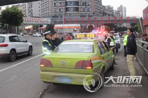 泸州出租车顶灯现“我被打劫” 民警设卡拦截(图1) 泸州出租车顶灯现“我被打劫” 民警设卡拦截(图1)