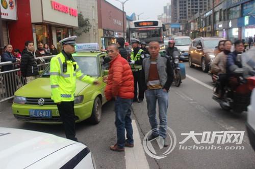 泸州出租车顶灯现“我被打劫” 民警设卡拦截(图2) 泸州出租车顶灯现“我被打劫” 民警设卡拦截(图2)