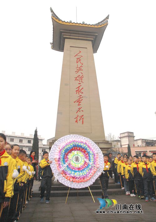 龙马潭区:学生缅怀革命先烈 弘扬民族精神(图1) 龙马潭区:学生缅怀革命先烈 弘扬民族精神(图1)
