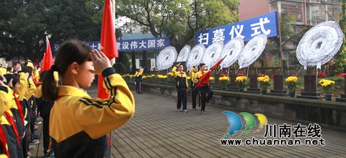龙马潭区:学生缅怀革命先烈 弘扬民族精神(图2) 龙马潭区:学生缅怀革命先烈 弘扬民族精神(图2)