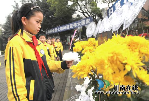 龙马潭区:学生缅怀革命先烈 弘扬民族精神(图3) 龙马潭区:学生缅怀革命先烈 弘扬民族精神(图3)