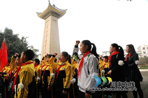 龙马潭区:学生缅怀革命先烈 弘扬民族精神(图4) 龙马潭区:学生缅怀革命先烈 弘扬民族精神(图4)