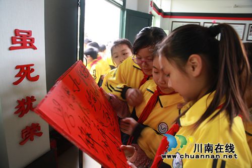 龙马潭区:学生缅怀革命先烈 弘扬民族精神(图6) 龙马潭区:学生缅怀革命先烈 弘扬民族精神(图6)