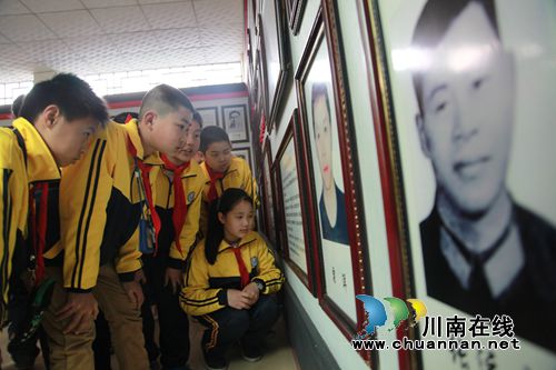 龙马潭区:学生缅怀革命先烈 弘扬民族精神(图5) 龙马潭区:学生缅怀革命先烈 弘扬民族精神(图5)
