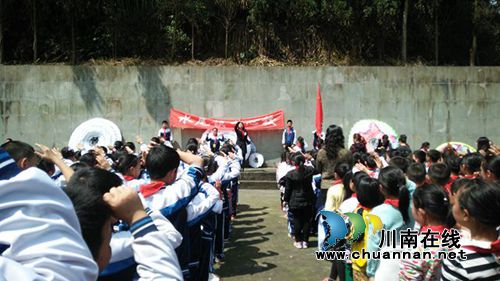 叙永水尾中心校:千余学子追缅先烈立志成才(图2) 叙永水尾中心校:千余学子追缅先烈立志成才(图2)