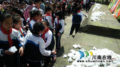 叙永水尾中心校:千余学子追缅先烈立志成才(图3) 叙永水尾中心校:千余学子追缅先烈立志成才(图3)