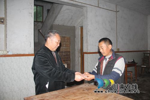 爱心企业捐赠15万元助力泸县石桥镇脱贫攻坚(图1) 爱心企业捐赠15万元助力泸县石桥镇脱贫攻坚(图1)