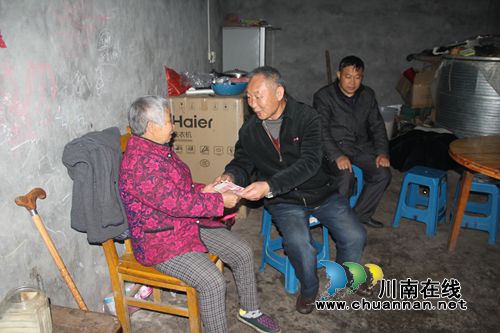 爱心企业捐赠15万元助力泸县石桥镇脱贫攻坚(图3) 爱心企业捐赠15万元助力泸县石桥镇脱贫攻坚(图3)