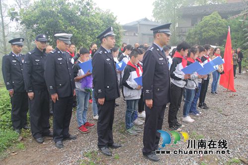 泸县石桥镇开展祭奠蔡松松活动(图1) 泸县石桥镇开展祭奠蔡松松活动(图1)