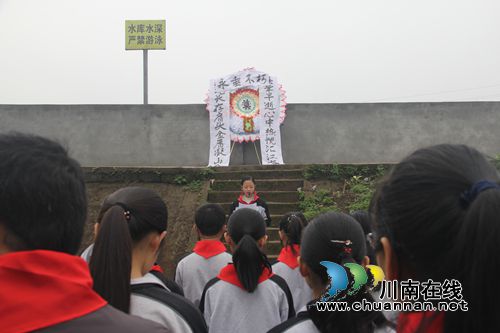 泸县石桥镇开展祭奠蔡松松活动(图3) 泸县石桥镇开展祭奠蔡松松活动(图3)