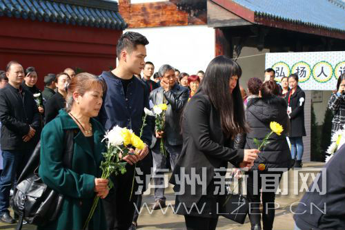 泸州市举行2017年缅怀纪念遗体器官捐献者活动(图2) 泸州市举行2017年缅怀纪念遗体器官捐献者活动(图2)