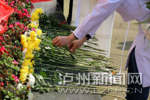 泸州市举行2017年缅怀纪念遗体器官捐献者活动(图1) 泸州市举行2017年缅怀纪念遗体器官捐献者活动(图1)