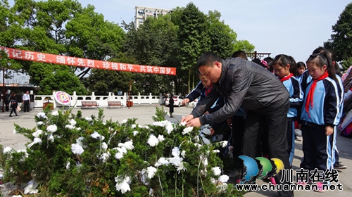 泸州十八中开展“唤来春风送英魂”清明祭扫活动(图1) 泸州十八中开展“唤来春风送英魂”清明祭扫活动(图1)